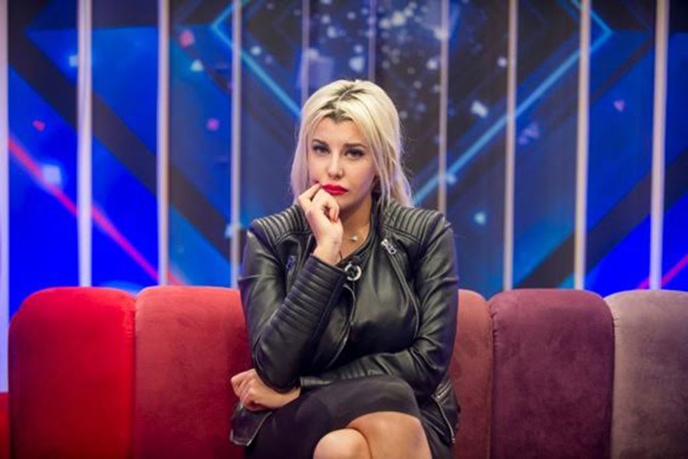 Eye, Sitting, Electric blue, Comfort, Thigh, Blond, Television presenter, Television program, Couch, Makeover, 