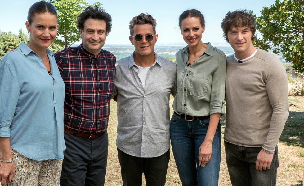 Hair, Face, Smile, Sleeve, Trousers, Dress shirt, Denim, Collar, Social group, Shirt, 