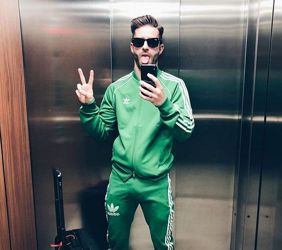 Cool, Green, Eyewear, Sportswear, Selfie, Sunglasses, Fashion, Photography, Outerwear, Sleeve, 