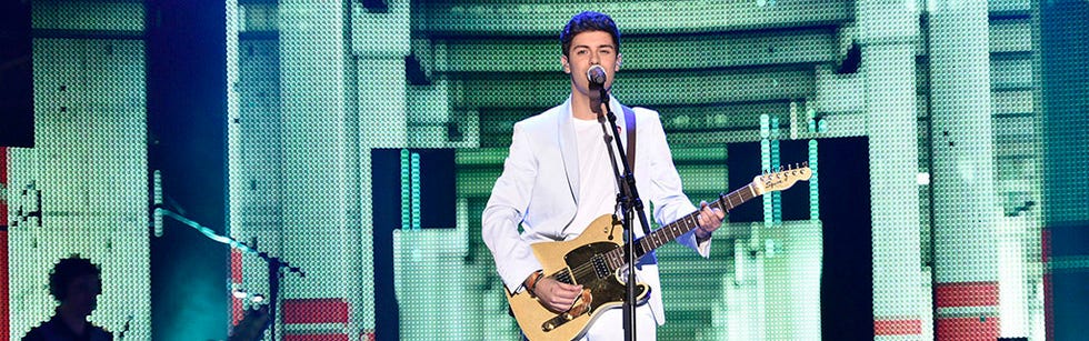 Microphone, Guitarist, Audio equipment, Musical instrument, Finger, Musician, Guitar, Music, String instrument, Plucked string instruments, 