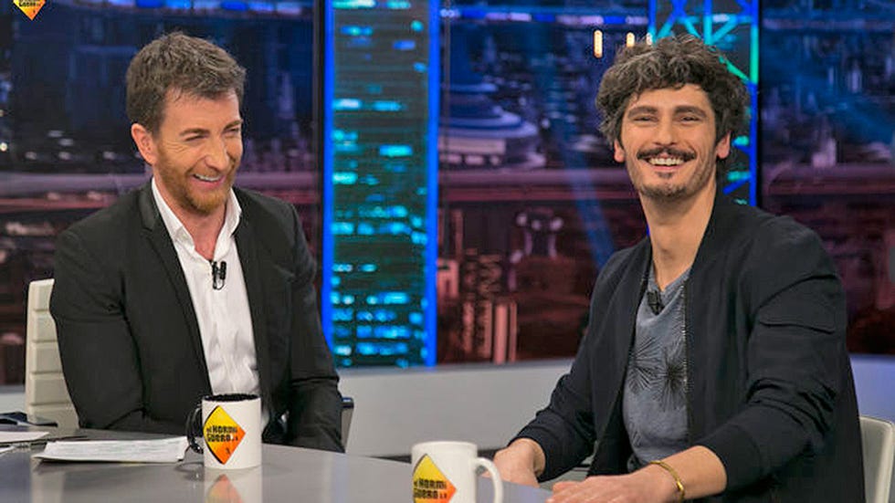 Television presenter, Newscaster, Newsreader, Television program, Event, Media, White-collar worker, Conversation, Fictional character, Interview, 