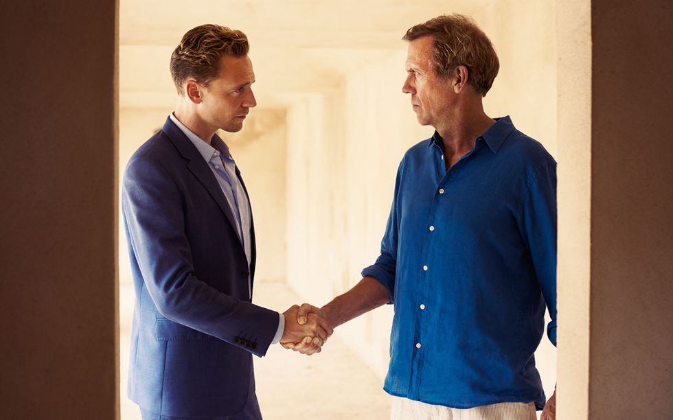 Hugh Laurie y Tom Hiddlestone se dan la mano en la serie El infiltrado