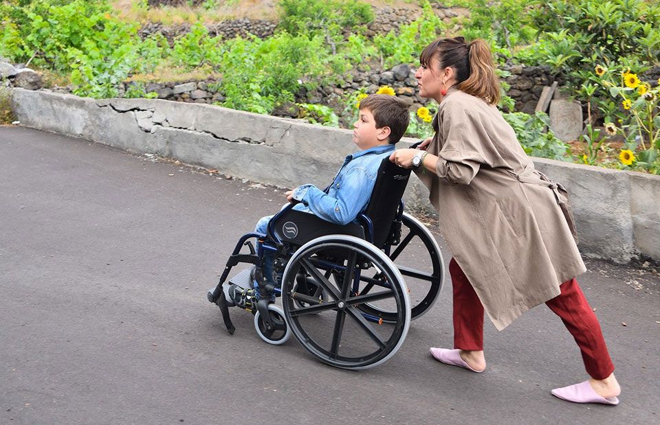 Wheelchair, Mode of transport, Vehicle, Leisure, Sitting, Smile, Tourism, Street, 