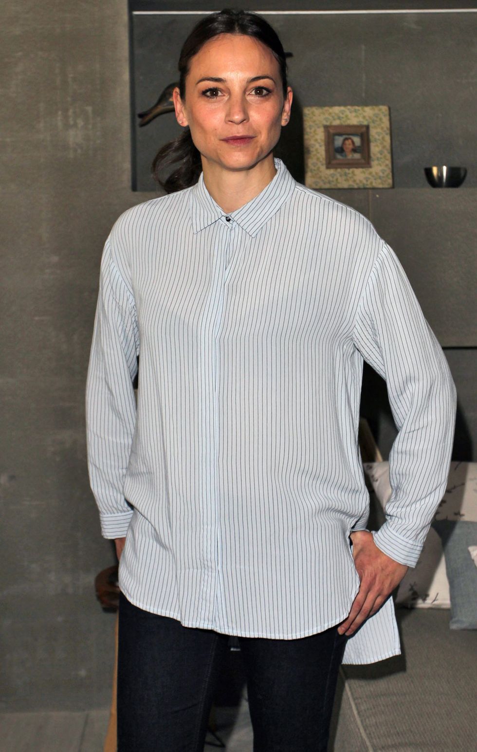 Dress shirt, Collar, Sleeve, Trousers, Shoulder, Standing, Shirt, Joint, White, Style, 