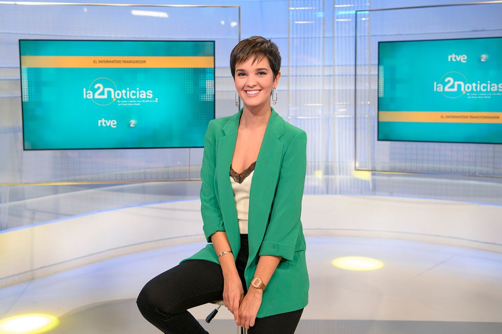 Green, Newscaster, Outerwear, Newsreader, Television presenter, Businessperson, 