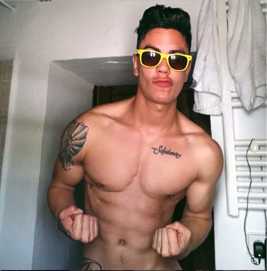 Barechested, Muscle, Hair, Chest, Arm, Eyewear, Abdomen, Trunk, Stomach, Glasses, 