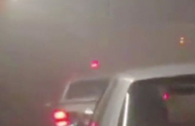 Atmospheric phenomenon, Mode of transport, Light, Automotive lighting, Motor vehicle, Fog, Ceiling, Haze, Morning, Automotive exterior, 