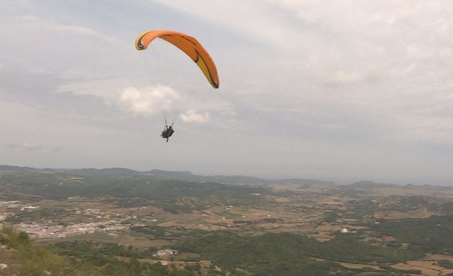 Paragliding, Parachute, Air sports, Parachuting, Sky, Windsports, Daytime, Atmospheric phenomenon, Cloud, Hill station, 