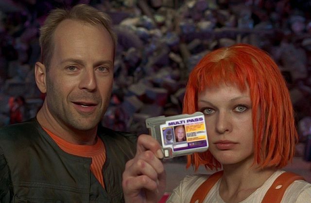 El quinto elemento (1997) Bruce Willis y Milla Jovovich