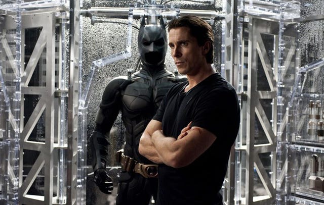 christian bale es batman en 'el caballero oscuro la leyenda renace'