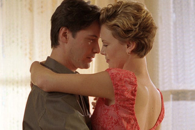 keanu reeves y charlize theron en noviembre dulce