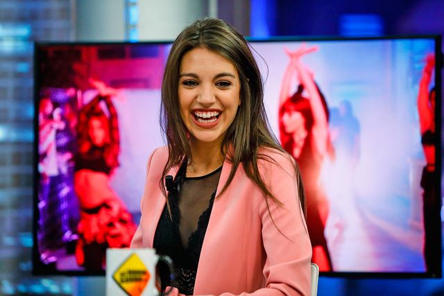 Product, Television presenter, Media, Display device, Yellow, Television program, Newscaster, Television, Event, Technology, 