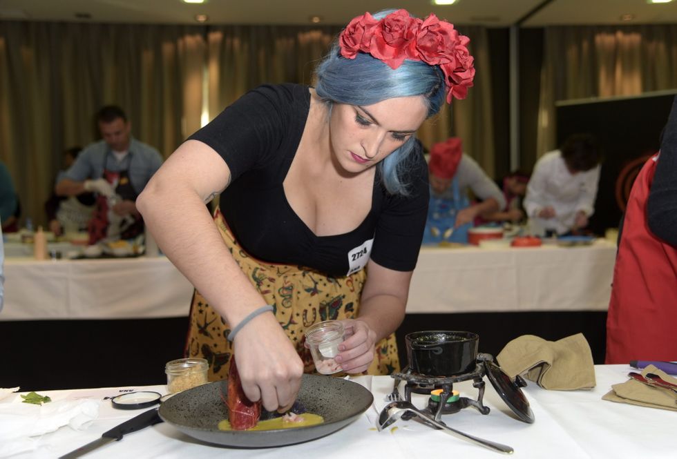 Table, Bag, Hair accessory, Cooking, Headpiece, Plate, Dishware, Kitchen utensil, Invertebrate, Television, 