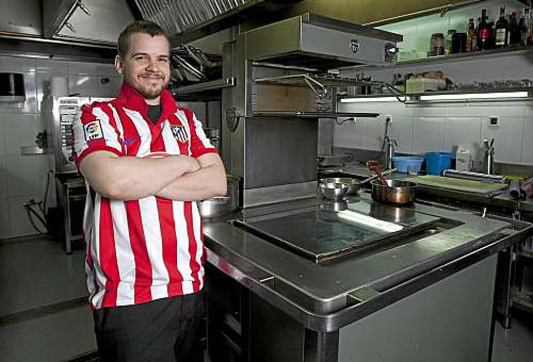 Standing, Jersey, Kitchen stove, Sports jersey, Kitchen, Kitchen appliance, Major appliance, Cooking, Machine, Service, 