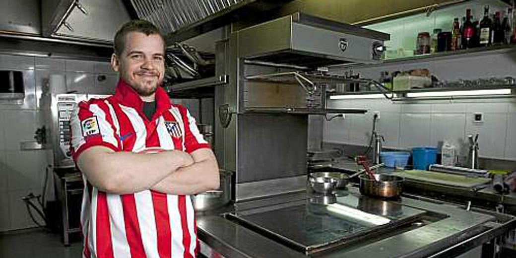 Standing, Jersey, Kitchen stove, Sports jersey, Kitchen, Kitchen appliance, Major appliance, Cooking, Machine, Service, Standing, Jersey, Kitchen stove, Sports jersey, Kitchen, Kitchen appliance, Major appliance, Cooking, Machine, Service,