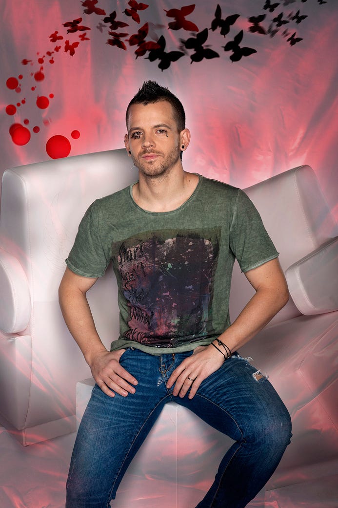 Mouth, Sleeve, Human body, Trousers, Denim, Jeans, Textile, Red, Joint, Sitting, Mouth, Sleeve, Human body, Trousers, Denim, Jeans, Textile, Red, Joint, Sitting,