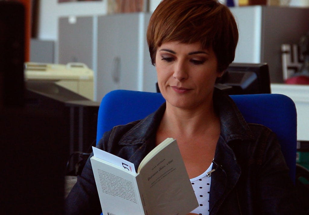 Employment, Red hair, Job, Bangs, White-collar worker, Hair coloring, Brown hair, Reading, Bob cut, Layered hair, 