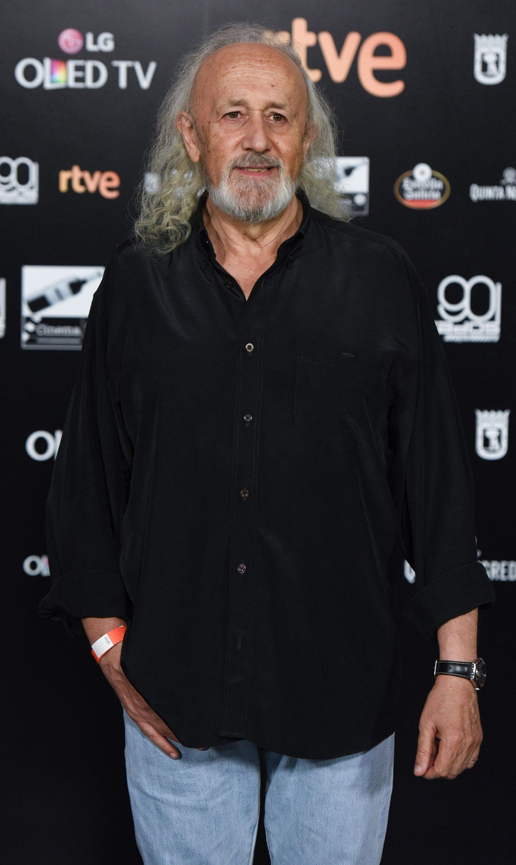 Facial hair, Dress shirt, Sleeve, Denim, Shirt, Collar, Jeans, Premiere, Style, Beard, 