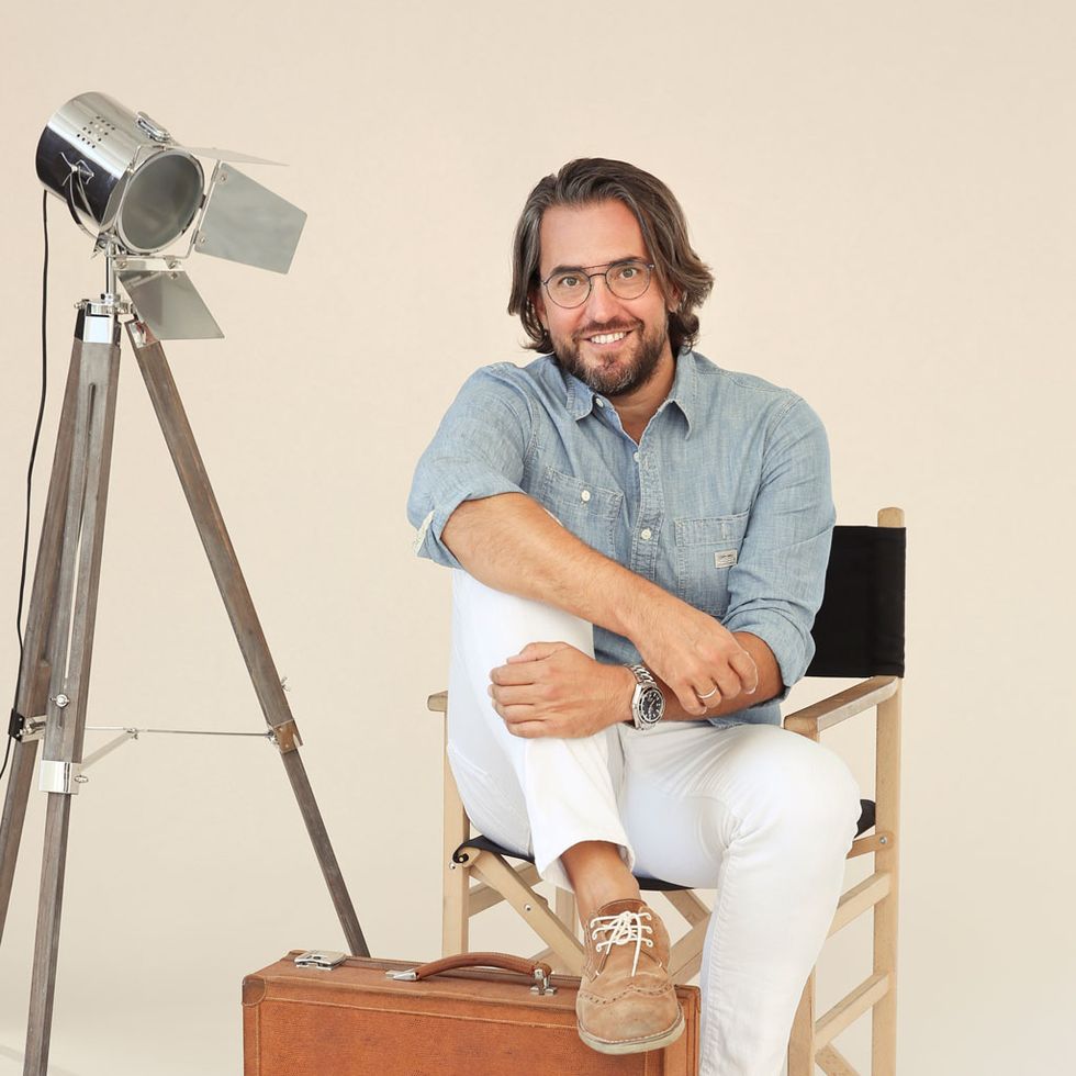 Shirt, Camera accessory, Tripod, Sitting, Facial hair, Knee, Bag, Beige, Cameras & optics, Beard, 