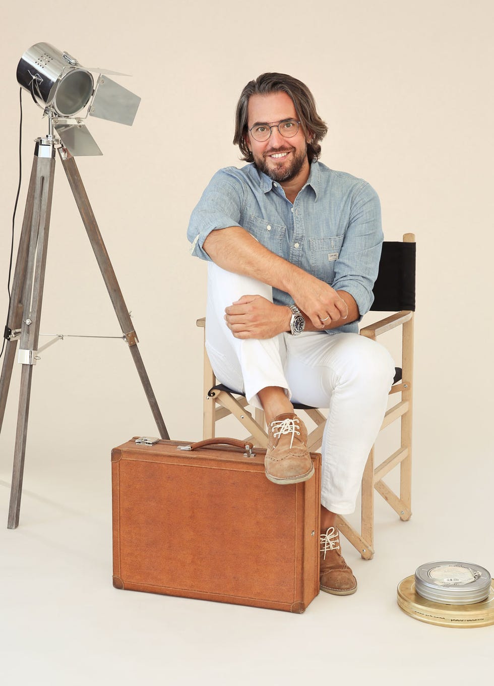 Shirt, Camera accessory, Tripod, Sitting, Facial hair, Knee, Bag, Beige, Cameras & optics, Beard, 