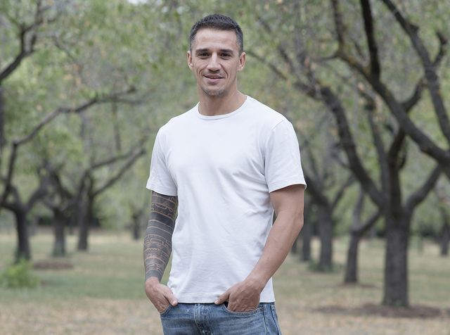 Sleeve, Shoulder, Jeans, Denim, Standing, People in nature, Chest, Neck, Trunk, Muscle, 