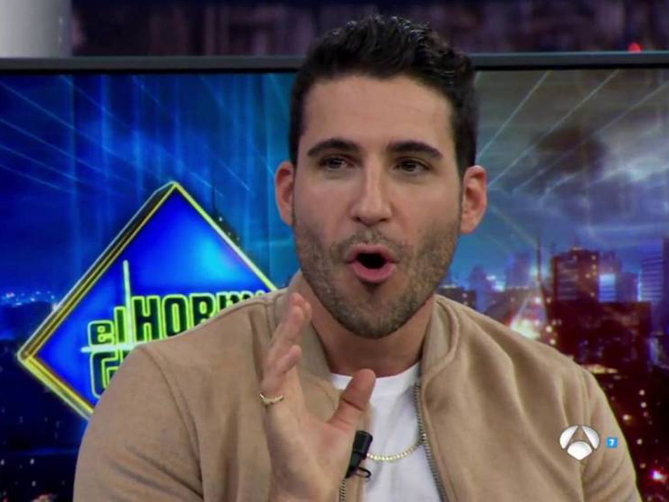 Forehead, Facial hair, Television presenter, Chin, Cheek, Newscaster, News, Fun, Television program, Human, 