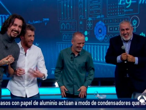 News, Event, Speech, Newscaster, World, Conversation, Photo caption, Television program, Media, 