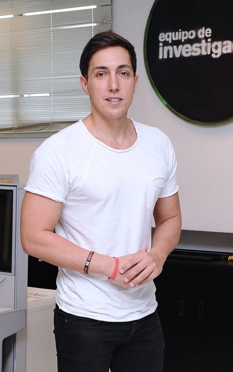 T-shirt, Clothing, Shoulder, Muscle, Chin, Arm, Neck, Abdomen, Top, Chest, 