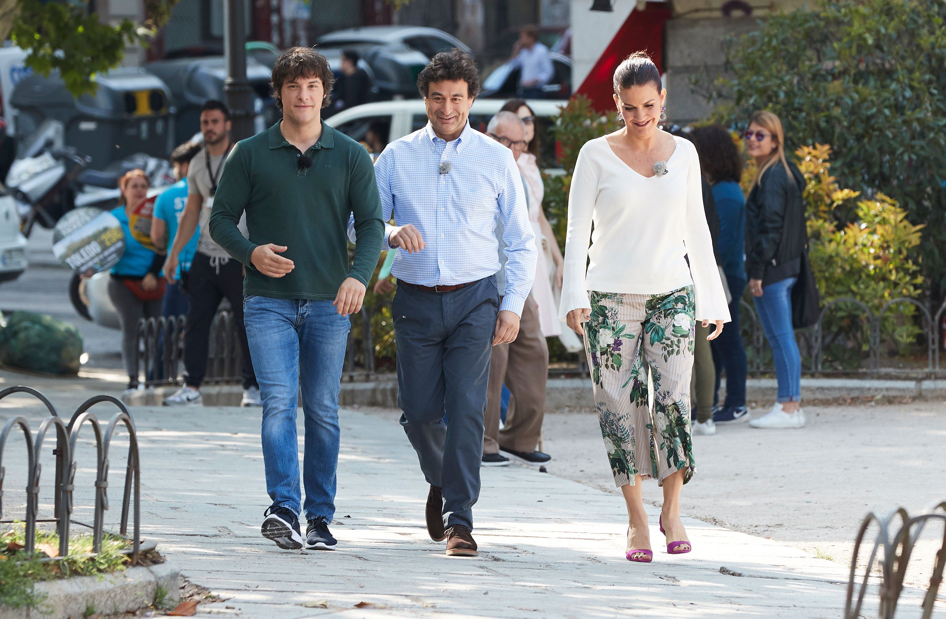People, Pedestrian, Walking, Street fashion, Fashion, Public space, Street, Urban area, Jeans, Tourism, 