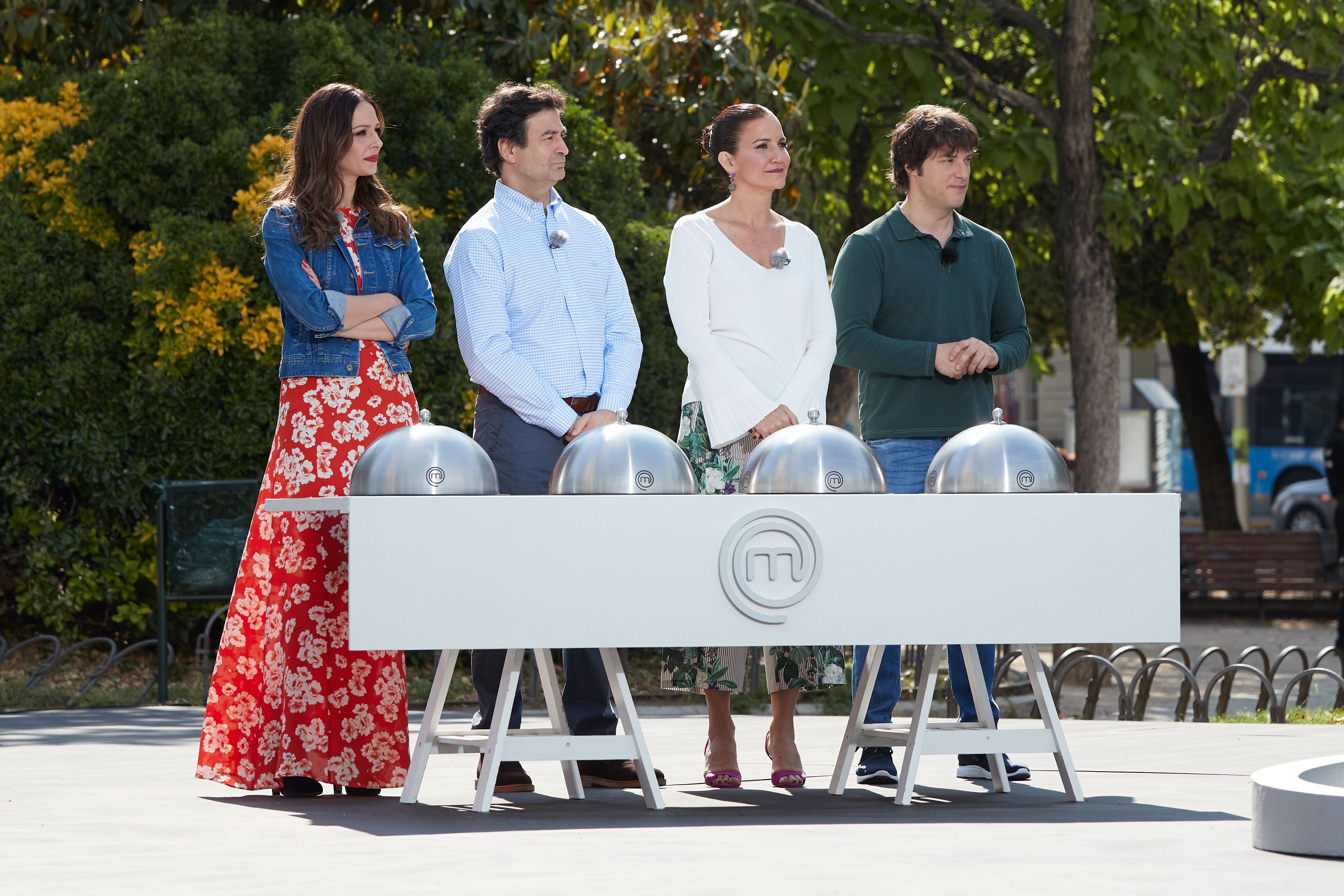 Red, Event, Community, Ceremony, Summer, Tree, Competition, Technology, Recreation, Leisure, 