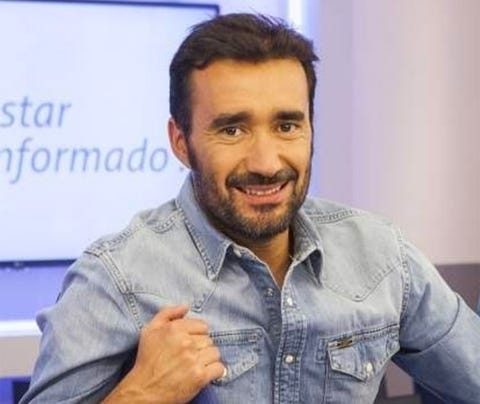 Facial hair, Chin, Forehead, Beard, Jaw, Moustache, Smile, White-collar worker, Gesture, Facial hair, Chin, Forehead, Beard, Jaw, Moustache, Smile, White-collar worker, Gesture,