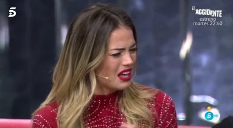 Hair, Lip, Singing, Beauty, Blond, Music artist, Singer, Long hair, Performance, Model, 