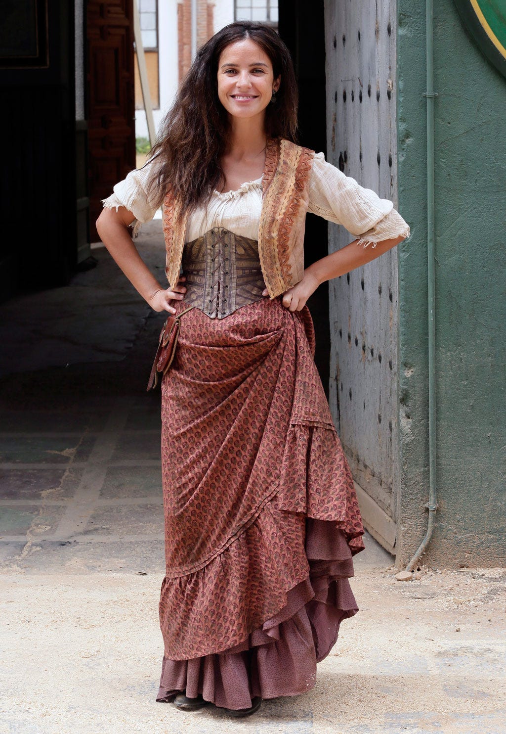 Sleeve, Human body, Jewellery, Fashion, Beauty, Waist, Beige, Trunk, Street fashion, Abdomen, 