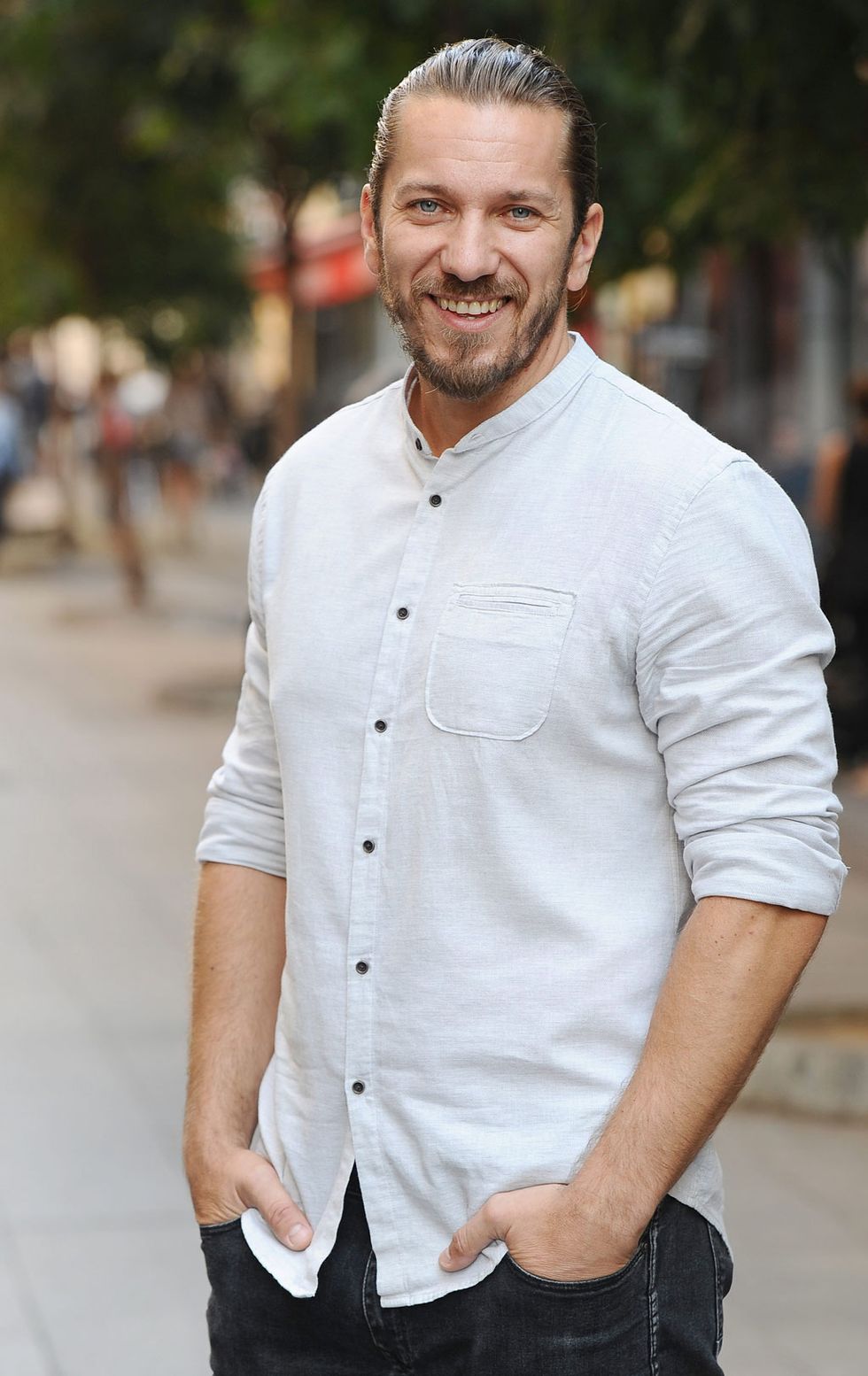 Dress shirt, Collar, Sleeve, Shirt, Facial hair, Standing, Chest, Street fashion, Beard, Denim, 