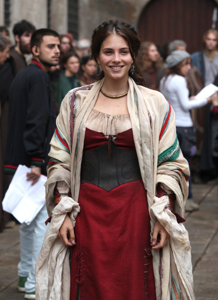 People, Hairstyle, Jewellery, Style, Fashion, Street fashion, Temple, Costume, Necklace, Costume design, 