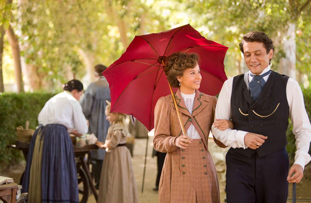 Sleeve, Collar, Umbrella, Temple, Vintage clothing, Tablecloth, Suit trousers, Tradition, Costume design, Scene, 