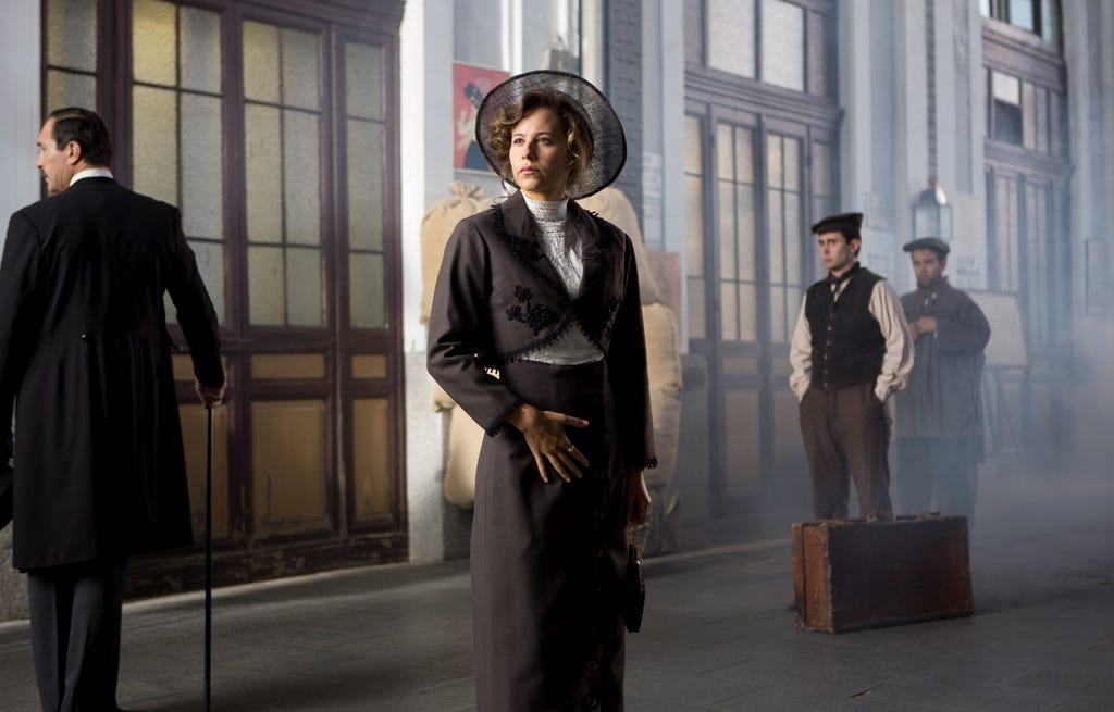 Hat, Standing, Formal wear, Headgear, Suit trousers, Fashion, Blazer, White-collar worker, Acting, Vintage clothing, 