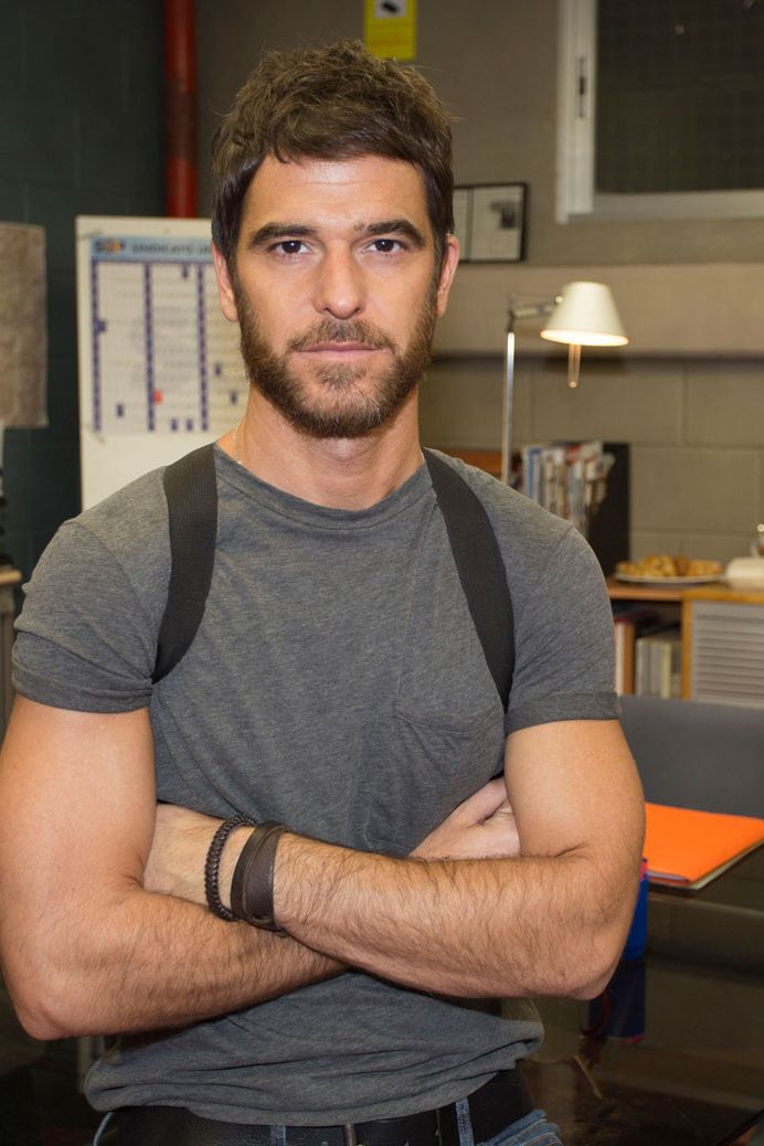 Arm, Chin, Facial hair, Muscle, Shoulder, Beard, Chest, T-shirt, Room, Neck, 