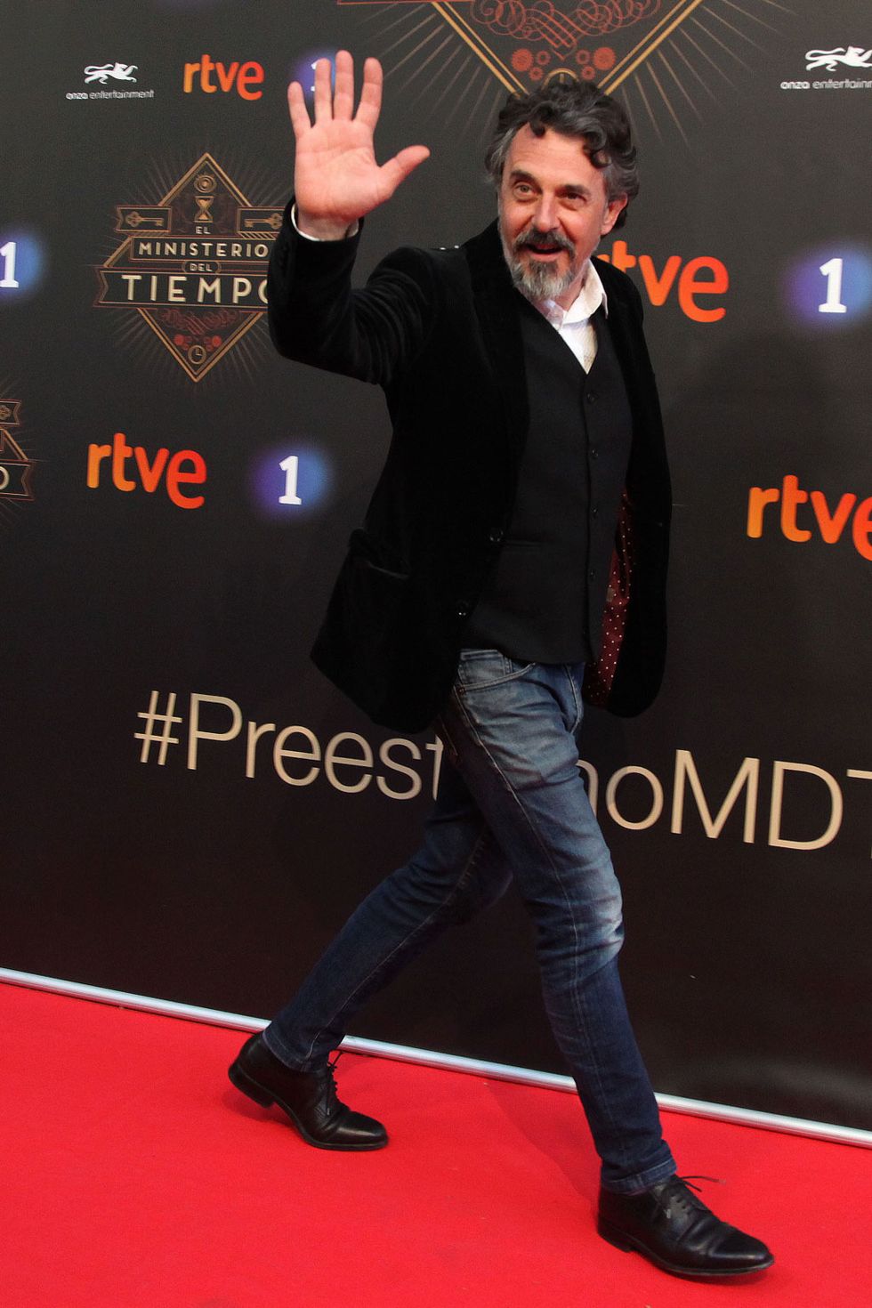 Shoe, Dress shirt, Red, Flooring, Carpet, Premiere, Beard, Blazer, Denim, Facial hair, 