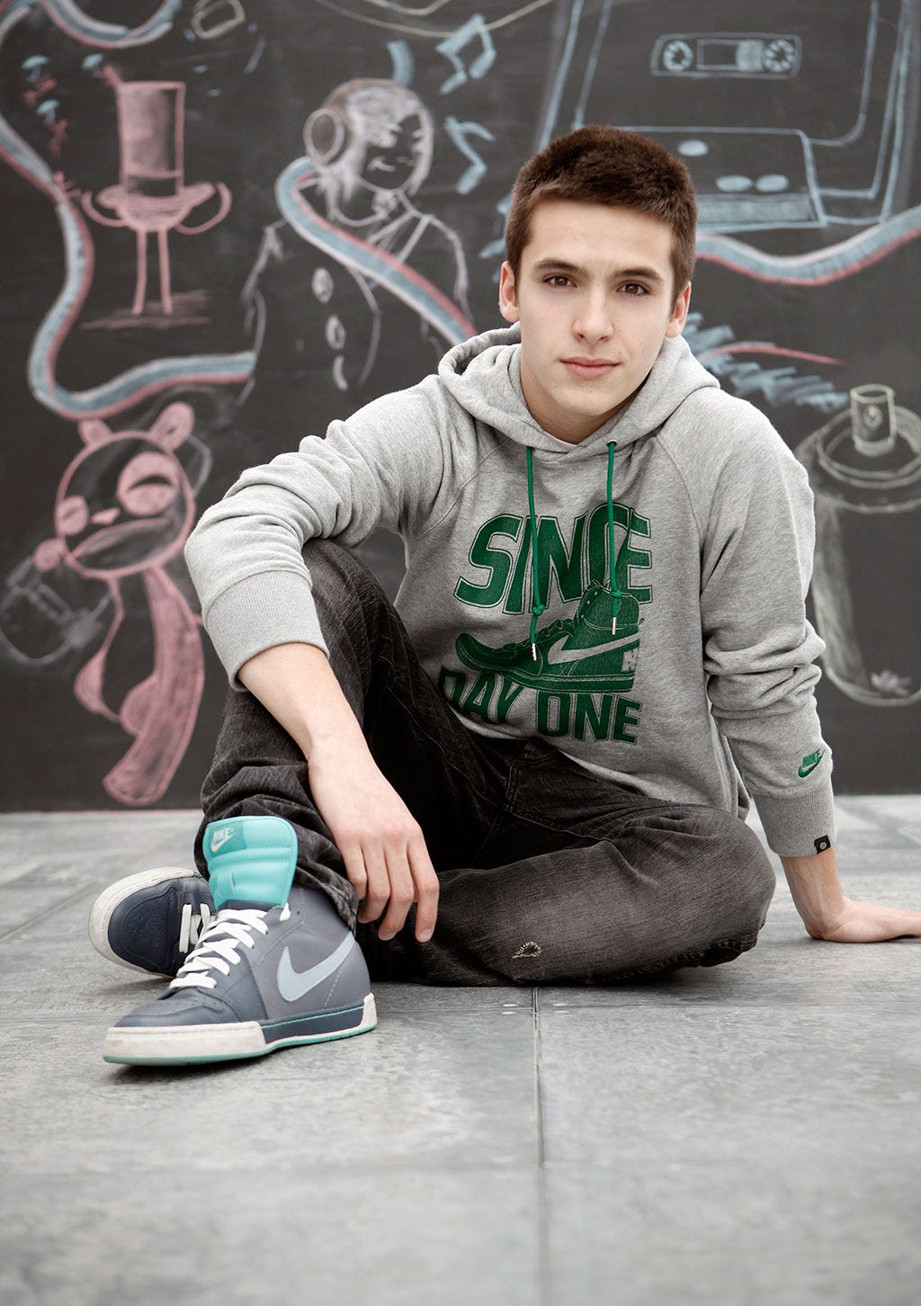Green, Cool, T-shirt, Sitting, Muscle, Photography, Room, Shoe, 