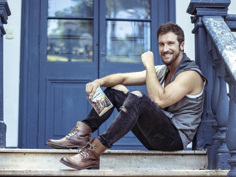 Leg, Trousers, Human leg, Shoe, Jeans, Sitting, T-shirt, Denim, Street fashion, Knee, 