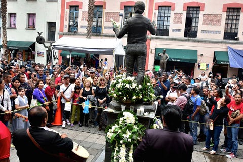 Crowd, Flowerpot, Tradition, Sculpture, Audience, Ceremony, Floristry, Flower Arranging, Houseplant, Town square, 