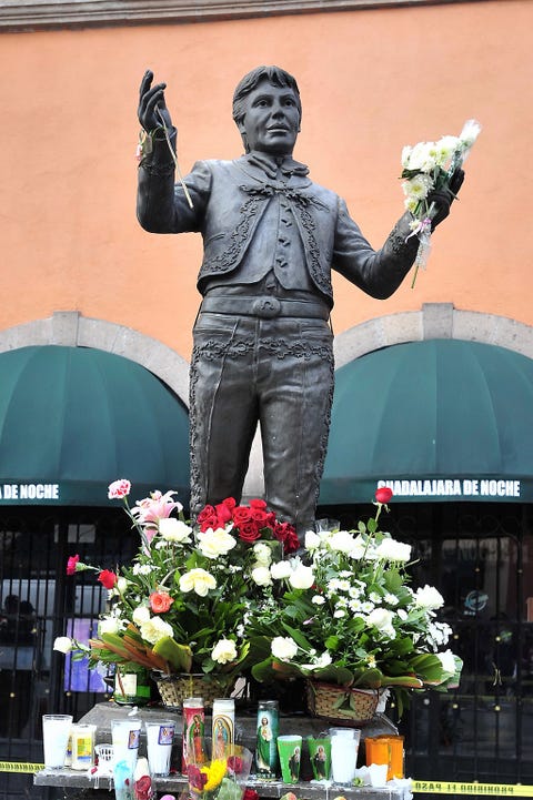 Sculpture, Flower, Bouquet, Floristry, Flower Arranging, Statue, Cut flowers, Monument, Artificial flower, Floral design, 