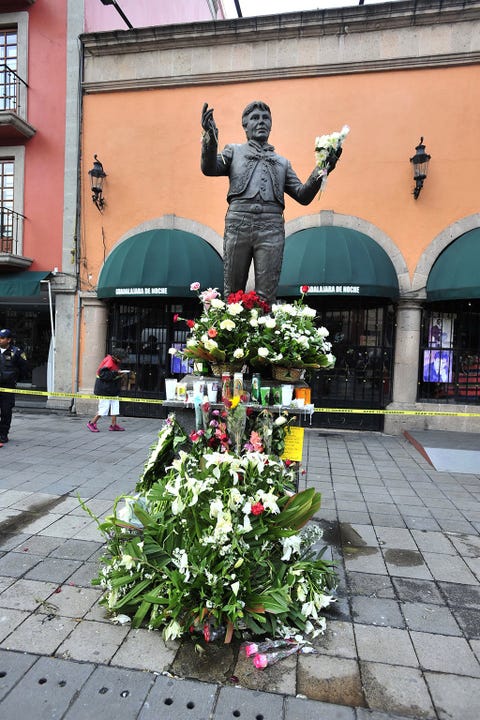 Sculpture, Flower, Petal, Bouquet, Flower Arranging, Floristry, Monument, Statue, Sidewalk, Floral design, 