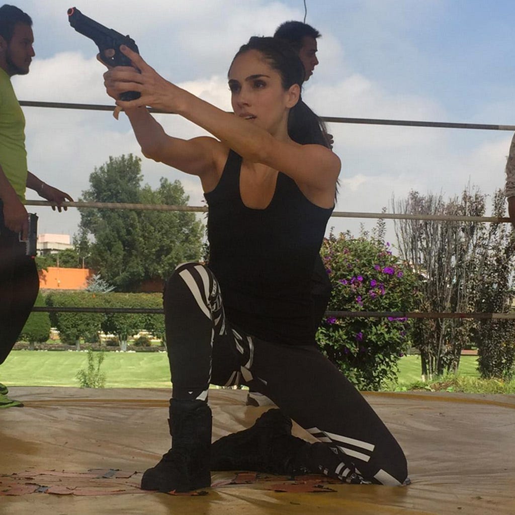 Arm, Shoe, Elbow, Wrist, Active pants, Knee, Waist, Muscle, Chest, sweatpant, 