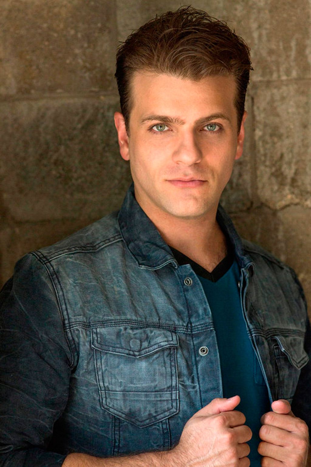 Clothing, Hair, Ear, Finger, Cheek, Hairstyle, Denim, Forehead, Collar, Dress shirt, 