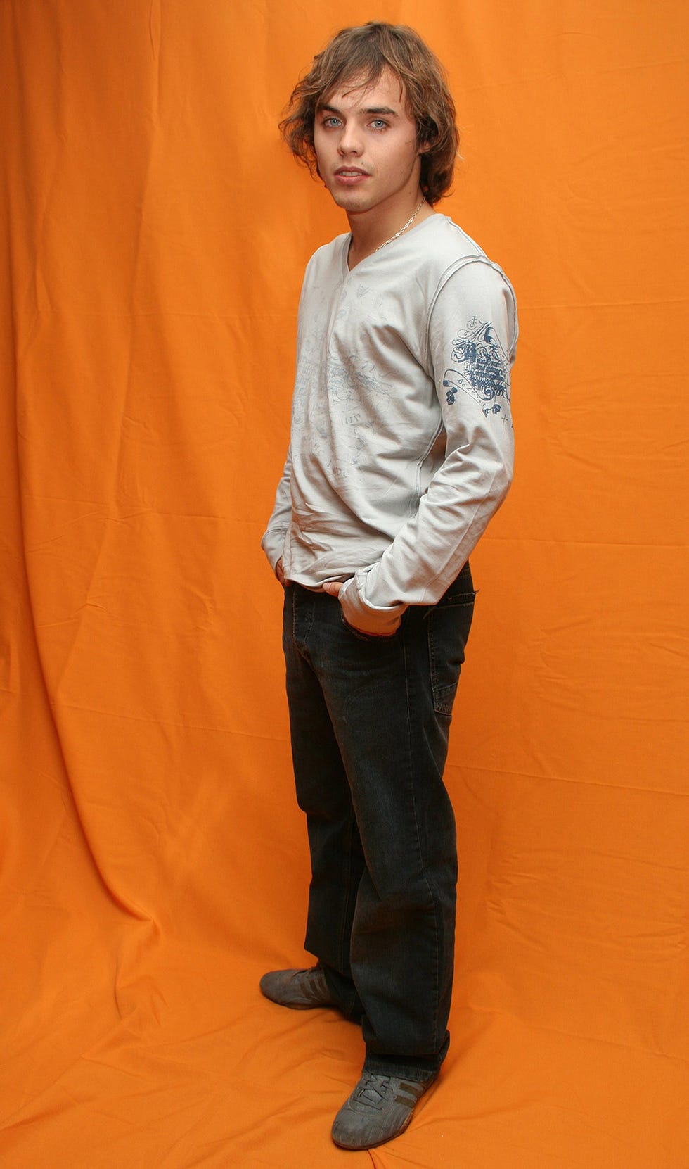 Sleeve, Shoulder, Standing, Elbow, Denim, Orange, Neck, Knee, Pocket, Top, 