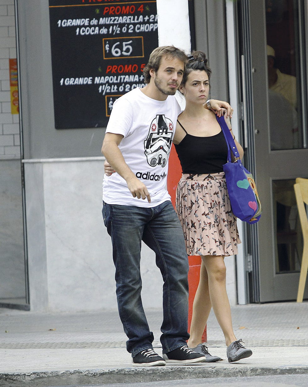 Clothing, Leg, Trousers, Shoe, Shoulder, Shirt, Jeans, Standing, Denim, Outerwear, 