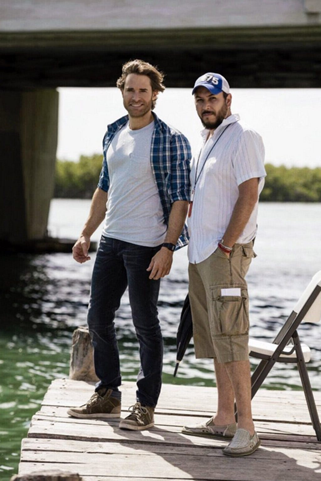 Leg, Cap, Trousers, Human body, Shirt, White, T-shirt, Vacation, Travel, Baseball cap, 