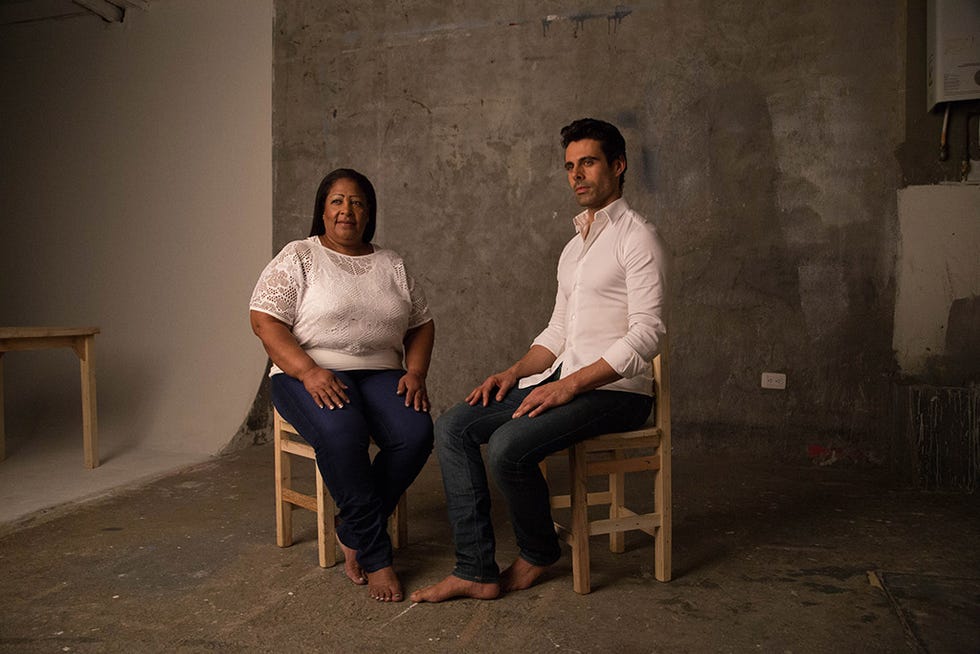 Leg, Sitting, Comfort, Flash photography, Plaster, Stool, 